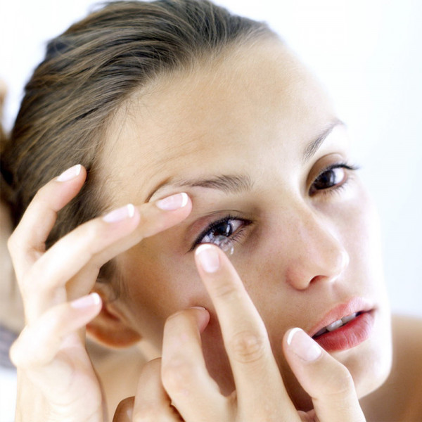 Как надевать линзы