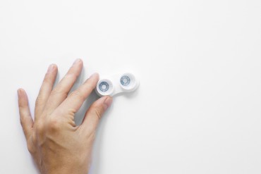 Как надевать контактные линзы?